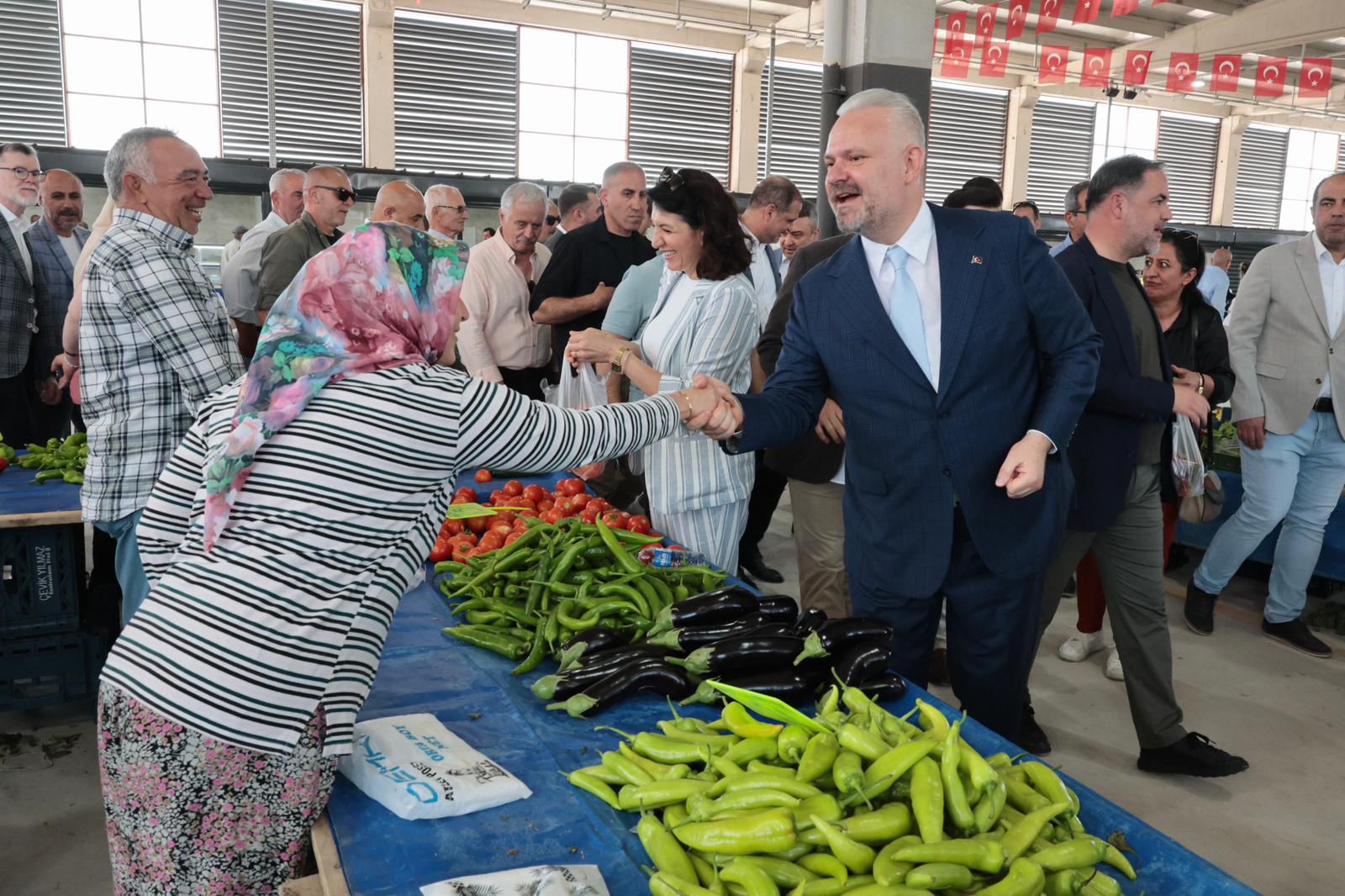 Menemen’de bir kapalı pazar yeri daha açıldı!