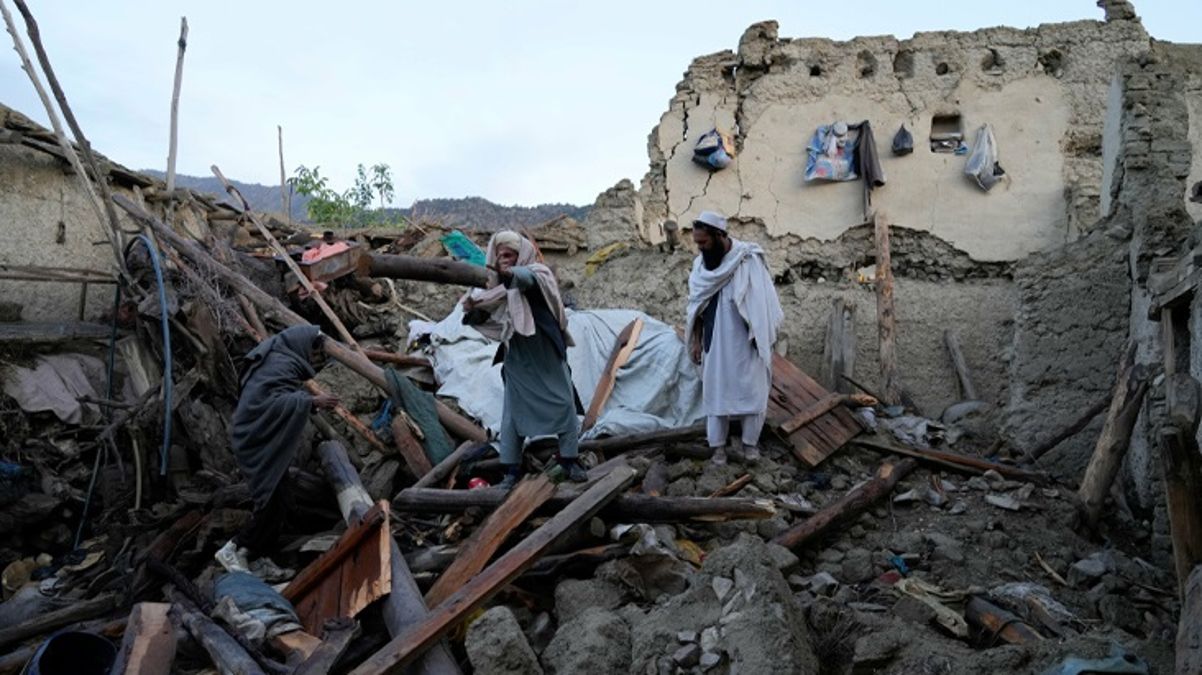 Afganistan'da 6.3 büyüklüğünde deprem meydana geldi