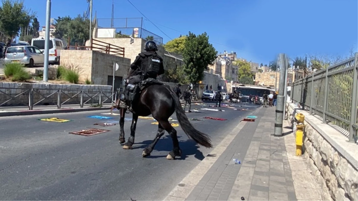 İsrail polisinden Mescid-i Aksa'da cuma namazı kılmak isteyen Filistinlilere sert müdahale! Gaz bombası attılar