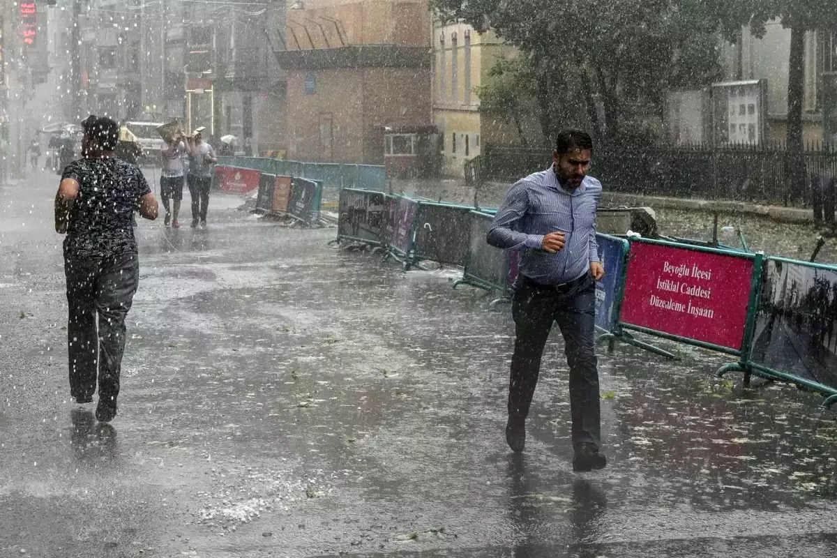 İstanbul'da çarşamba günü gök gürültülü sağanak yağış bekleniyor