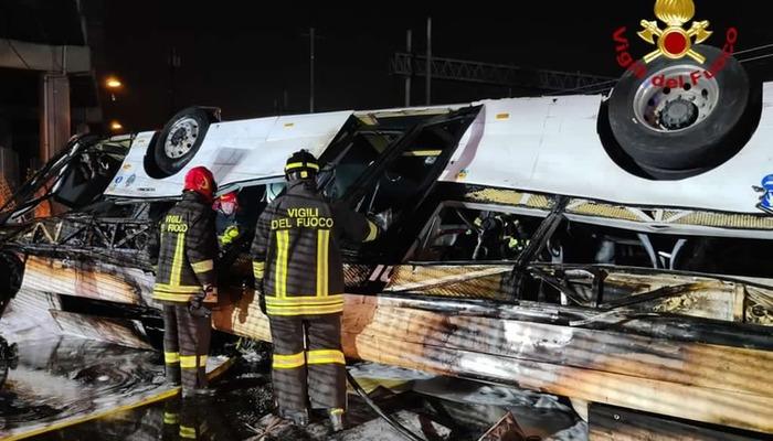 İtalya'da katliam gibi kaza! Turist otobüsü üst geçitten uçtu: 21 ölü, 15 yaralı...