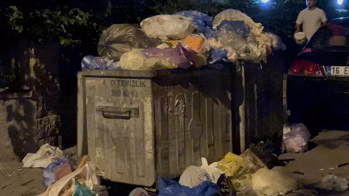 Kartal'da işçiler iş yavaşlattı! İlçede çöp dağları oluştu