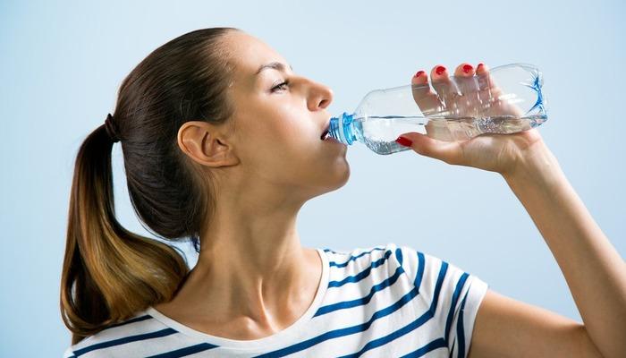 Sıcaklarda suyu sakın böyle içmeyin! Kansere yol açıyor olabilirsiniz